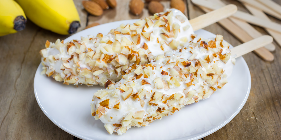 Recept: Gezonde banaan-yoghurt sticks met amandeltopping